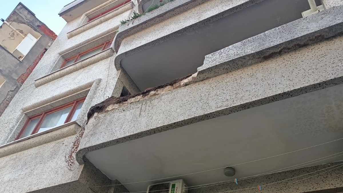 Faciadan dönüldü; Apartman dairesinin balkonu çöktü