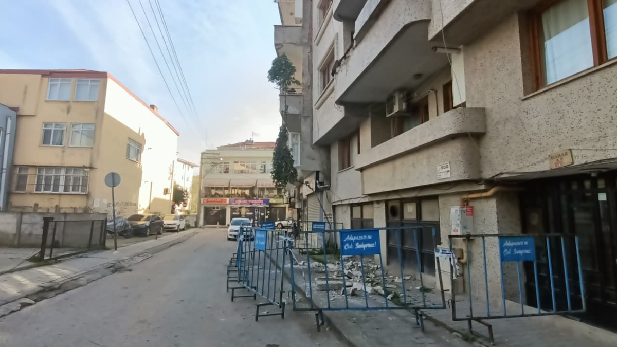 Faciadan dönüldü; Apartman dairesinin balkonu çöktü
