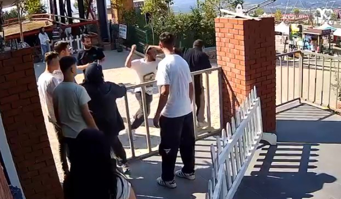 Fahiş fiyata karşı çıkan tur şoförünün burnunu kırdılar