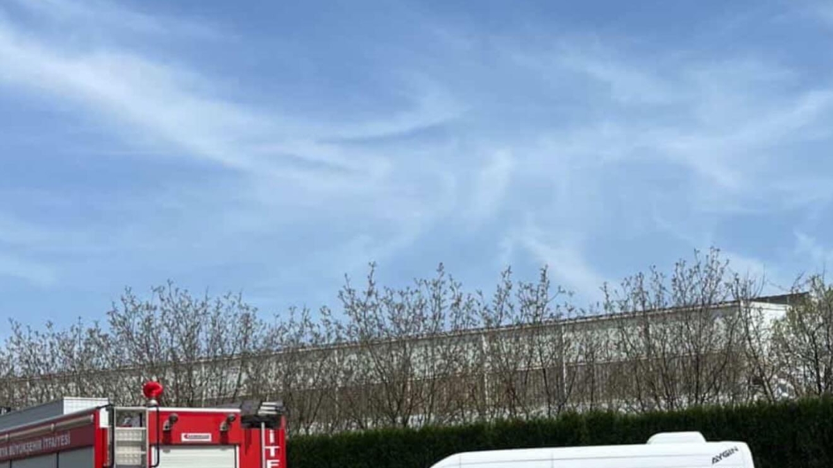 Feci kaza! Servis ile otomobil çarpıştı, yakıt deposu patladı