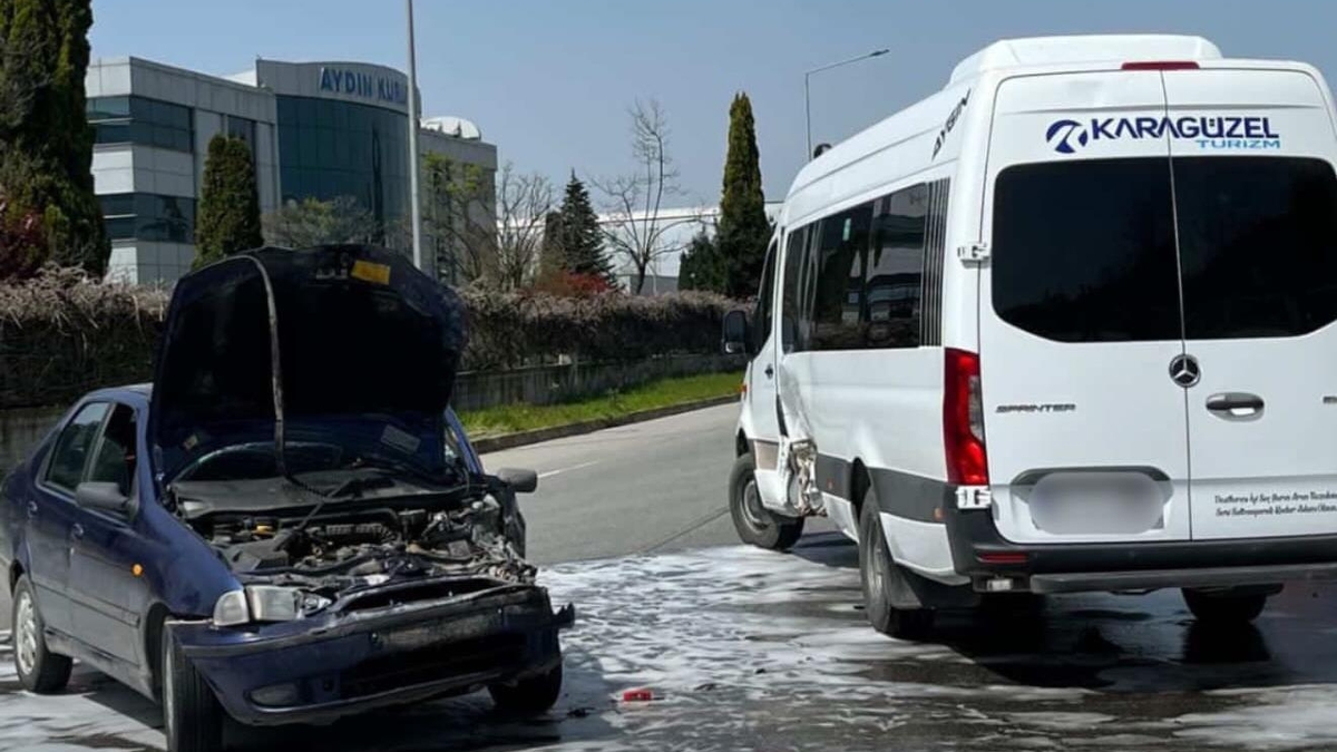 Feci kaza! Servis ile otomobil çarpıştı, yakıt deposu patladı