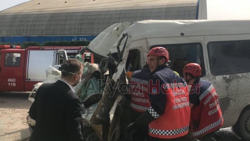 Feci kazada servis şoförü yaşama tutunamadı