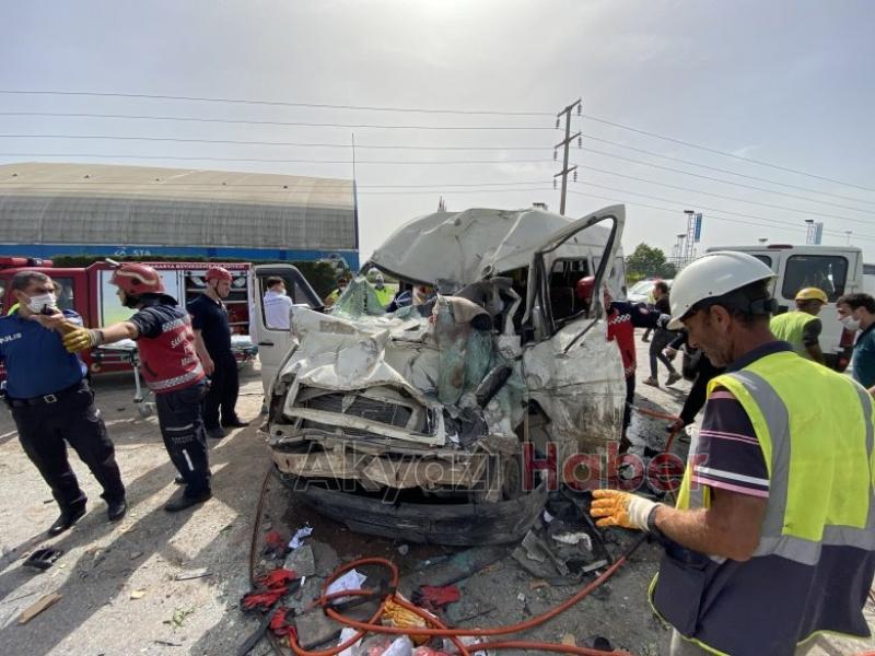 Feci kazada servis şoförü yaşama tutunamadı