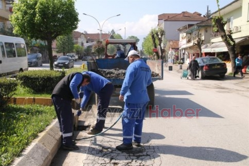 Fen İşleri Ekipleri İlçe Genelinde Rögar Temizliği Yaptı