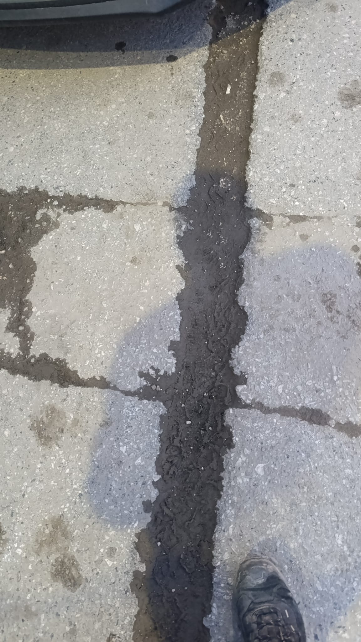 Fiber çalışması sonrası oluşan çukur motosikletliyi düşürdü