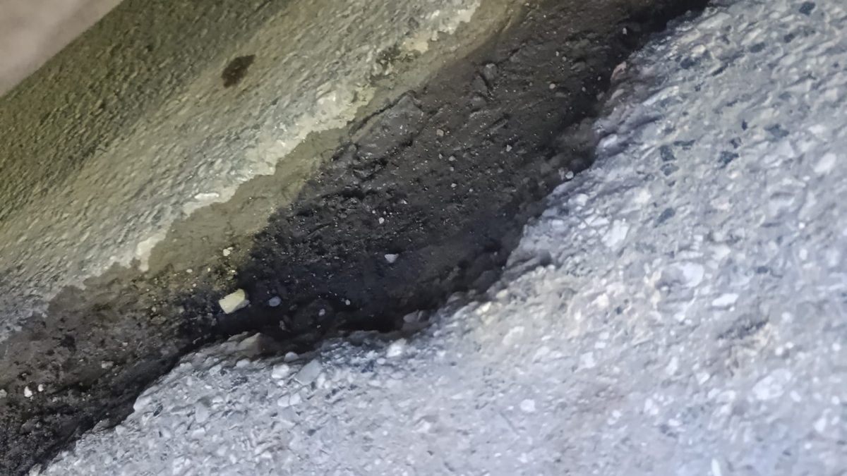 Fiber çalışması sonrası oluşan çukur motosikletliyi düşürdü