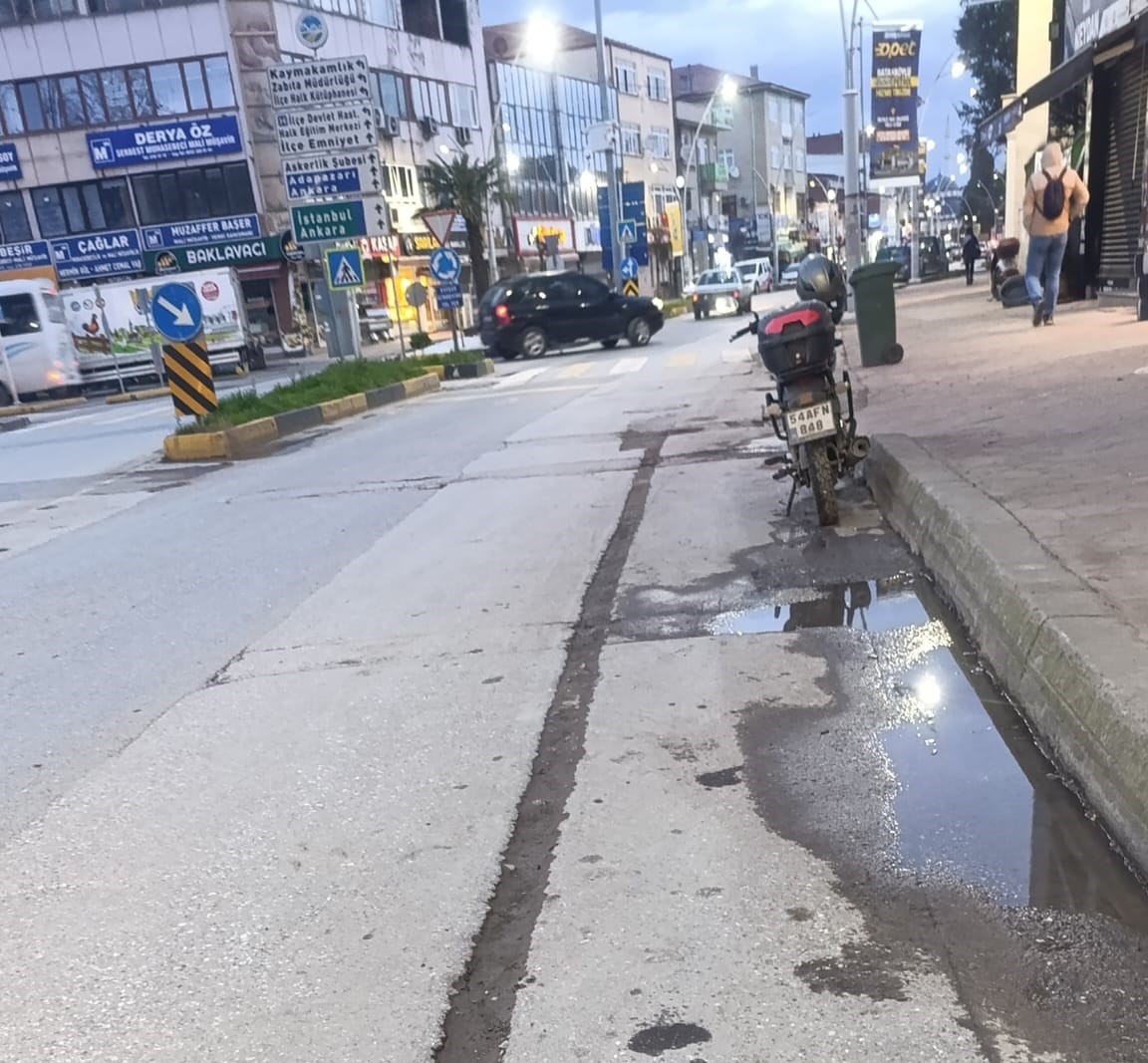 Fiber çalışması sonrası oluşan çukur motosikletliyi düşürdü