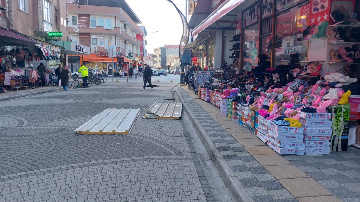 Fırtına Akyazı'da çatıları uçurdu