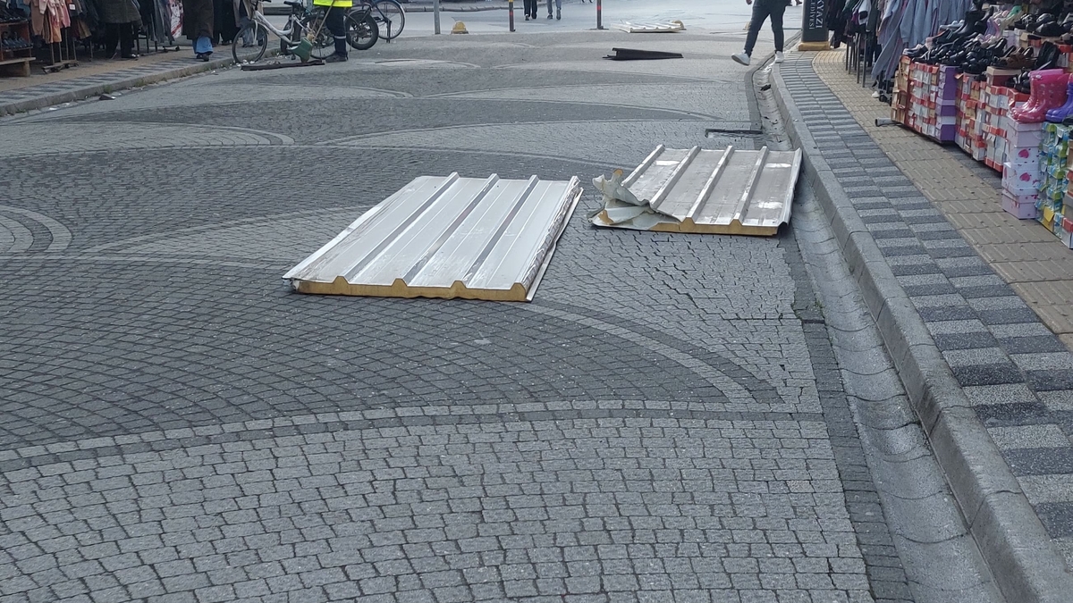 Fırtına Akyazı'da çatıları uçurdu