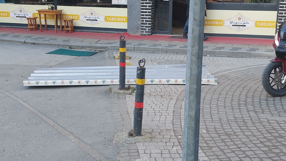 Fırtına Akyazı'da çatıları uçurdu