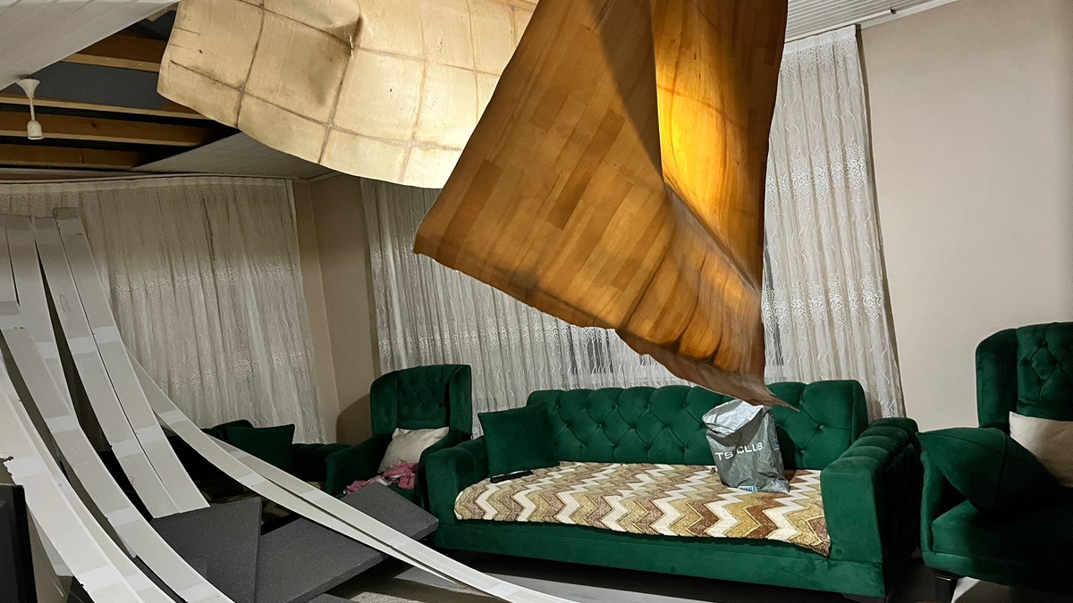 Fırtına evin çatısını uçurdu