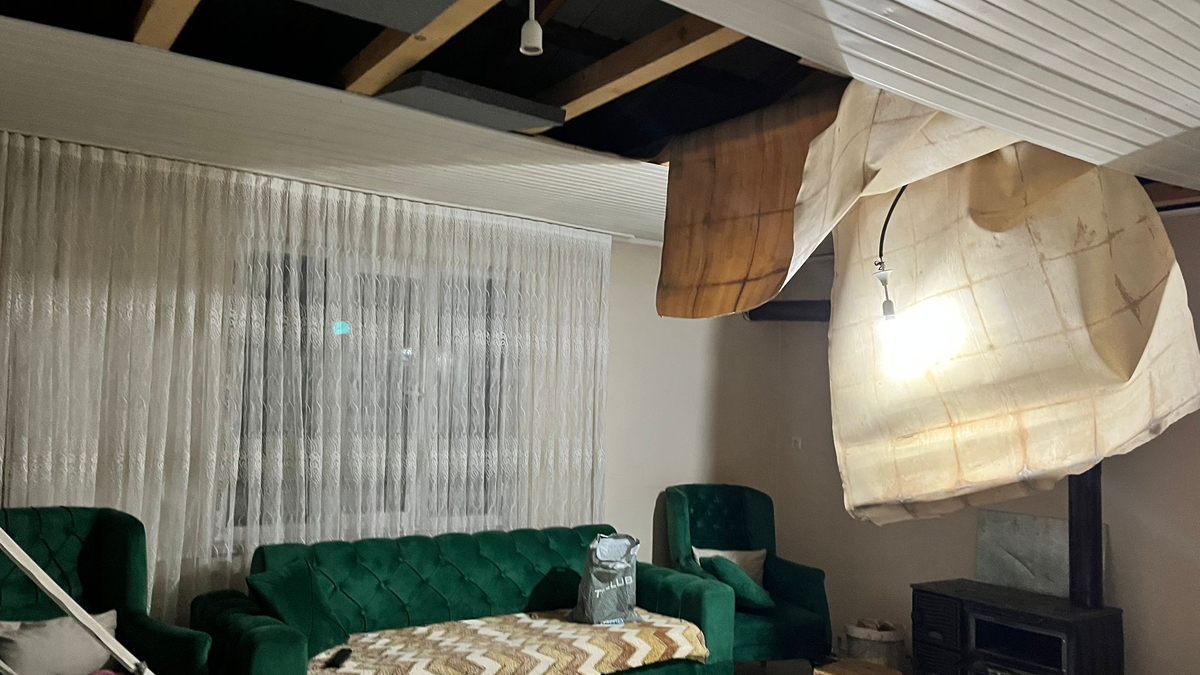 Fırtına evin çatısını uçurdu