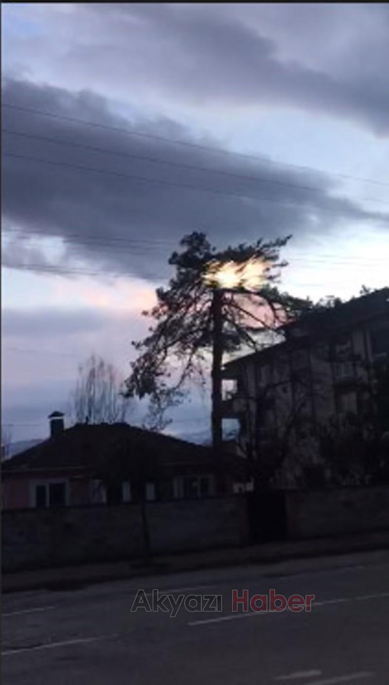 Fırtınada korku dolu anlar  Kıvılcımlar çıktı