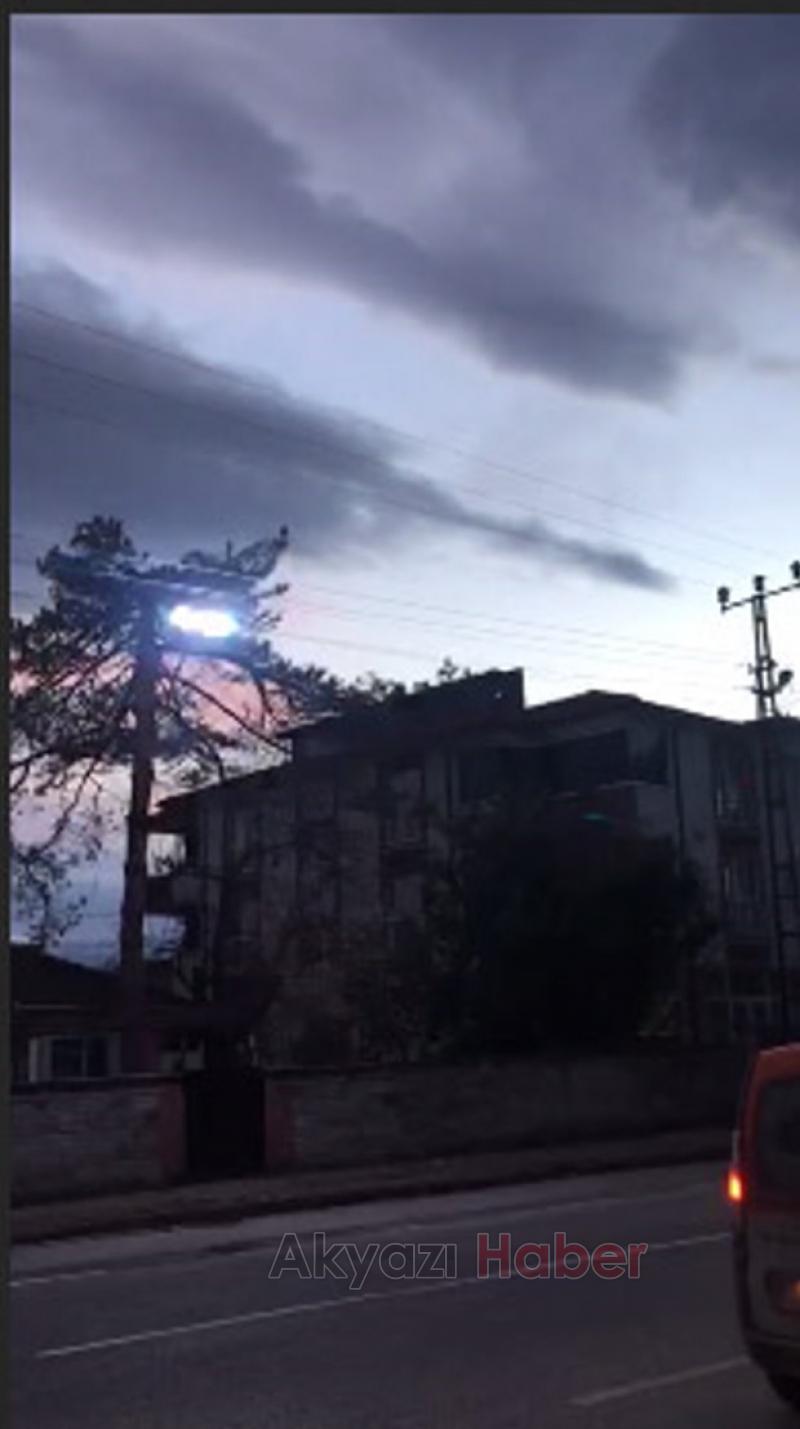 Fırtınada korku dolu anlar  Kıvılcımlar çıktı