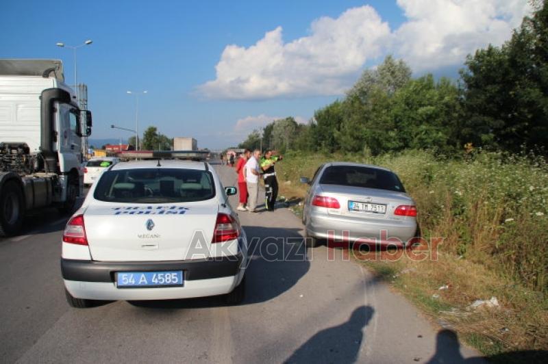 Freni Boşalan Otomobil Trafik Lambasına Çarparak Durdu