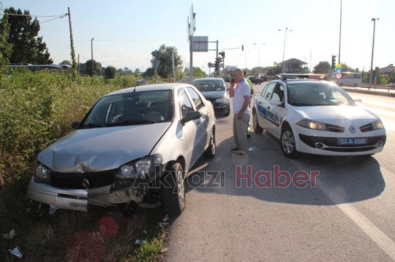 Freni Boşalan Otomobil Trafik Lambasına Çarparak Durdu