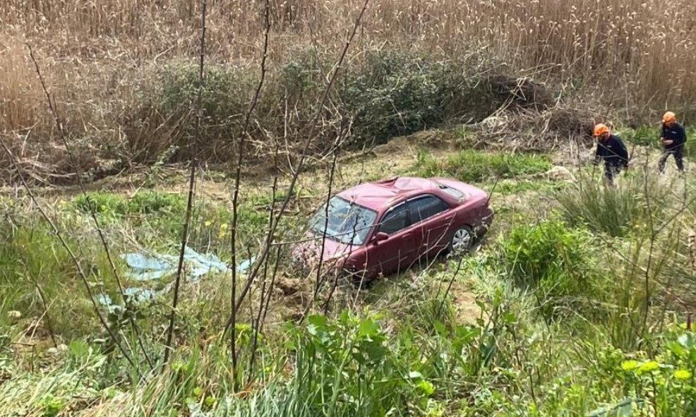 Frenleri kontrol etmek için indi, şarampole yuvarlandı