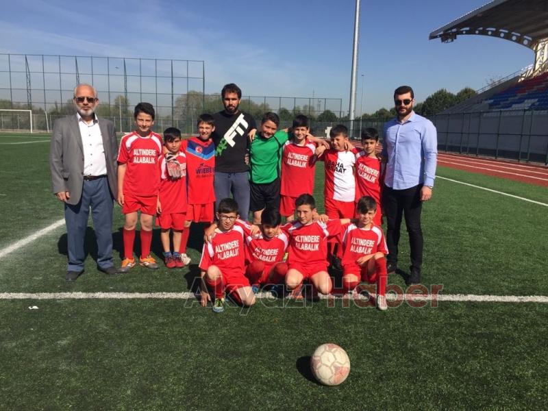 Futbol Küçük Erkeklerde Altındere Ali Altıparmak Okulu Şampiyon Oldu