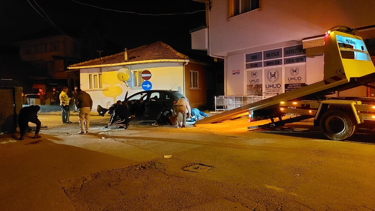 Gaz pedalı takılı kalan otomobil aileye dehşeti yaşattı