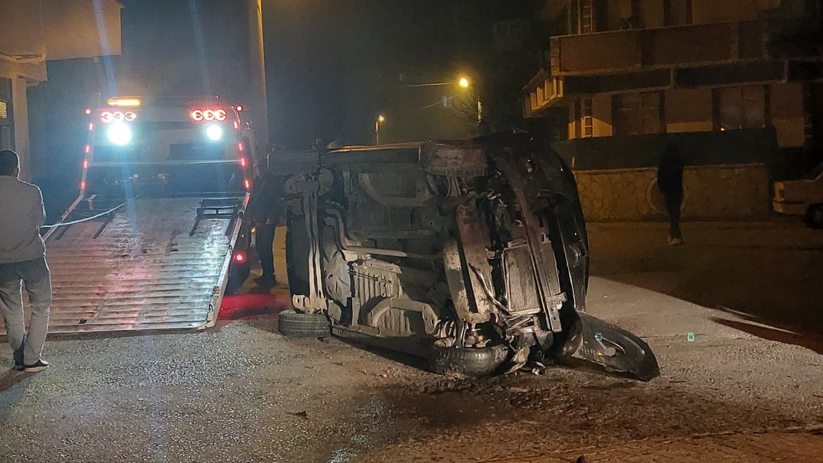 Gaz pedalı takılı kalan otomobil aileye dehşeti yaşattı