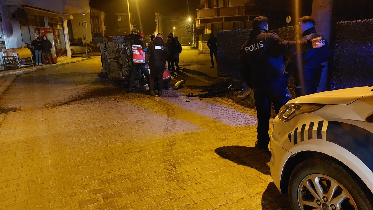 Gaz pedalı takılı kalan otomobil aileye dehşeti yaşattı