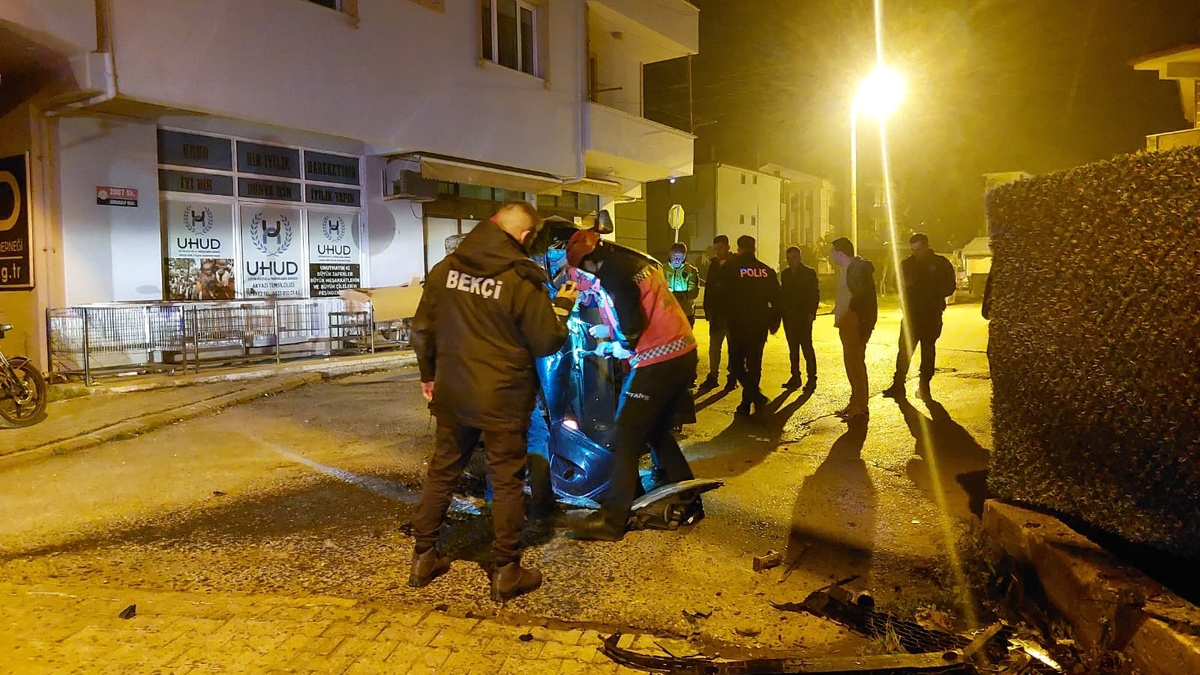 Gaz pedalı takılı kalan otomobil aileye dehşeti yaşattı