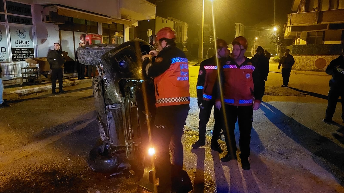 Gaz pedalı takılı kalan otomobil aileye dehşeti yaşattı