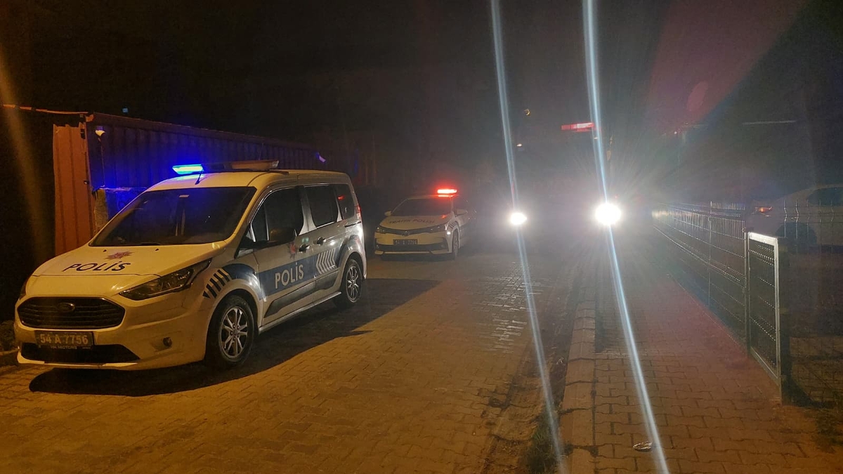 Gaz pedalı takılı kalan otomobil aileye dehşeti yaşattı