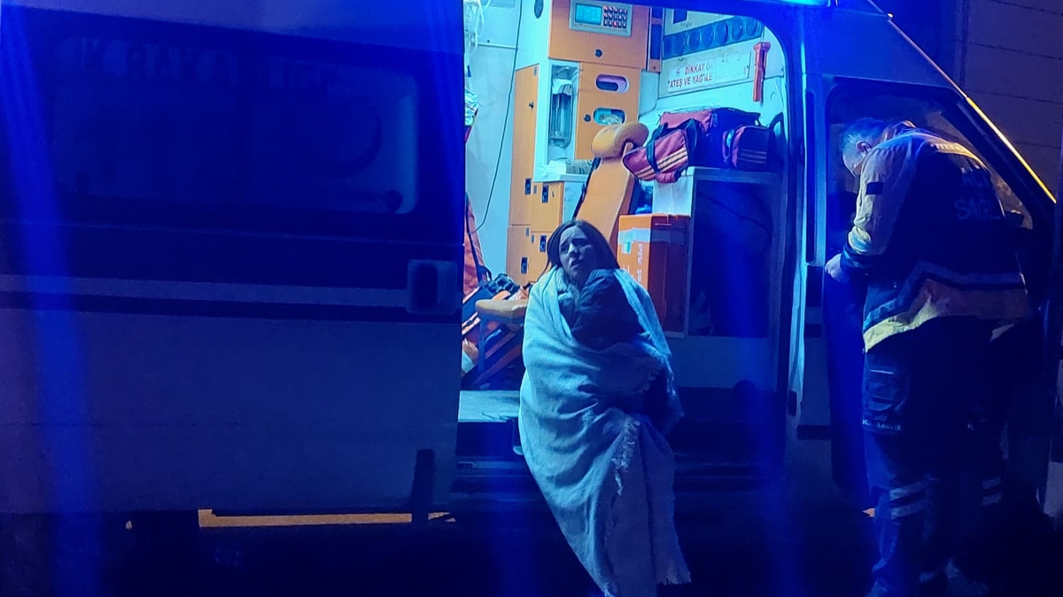 Gaz pedalı takılı kalan otomobil aileye dehşeti yaşattı