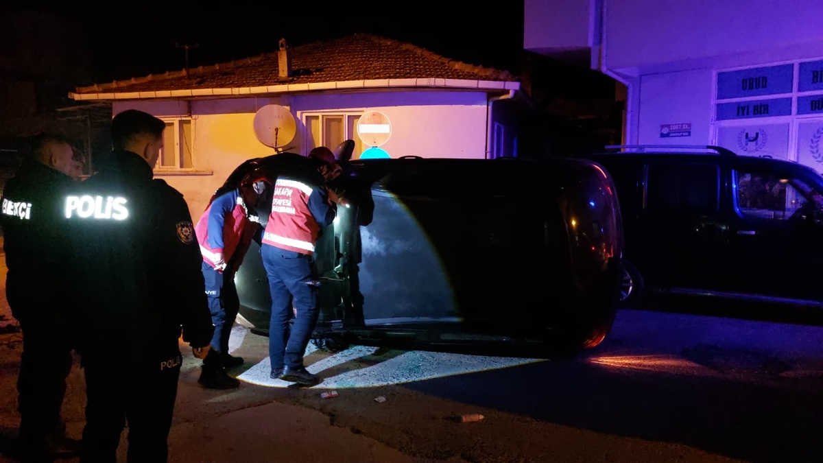 Gaz pedalı takılı kalan otomobil aileye dehşeti yaşattı