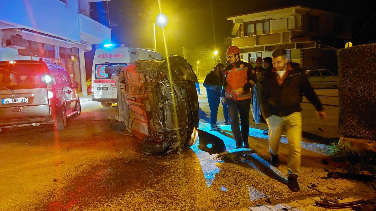 Gaz pedalı takılı kalan otomobil aileye dehşeti yaşattı