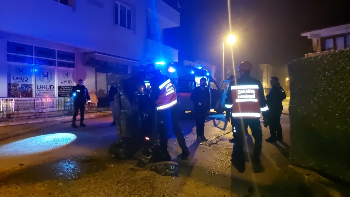 Gaz pedalı takılı kalan otomobil aileye dehşeti yaşattı