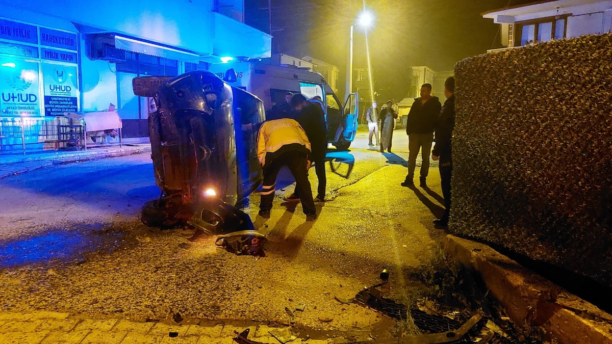 Gaz pedalı takılı kalan otomobil aileye dehşeti yaşattı