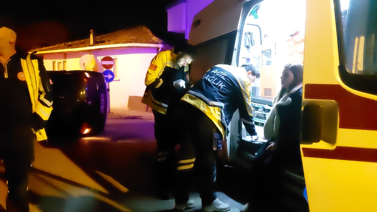 Gaz pedalı takılı kalan otomobil aileye dehşeti yaşattı