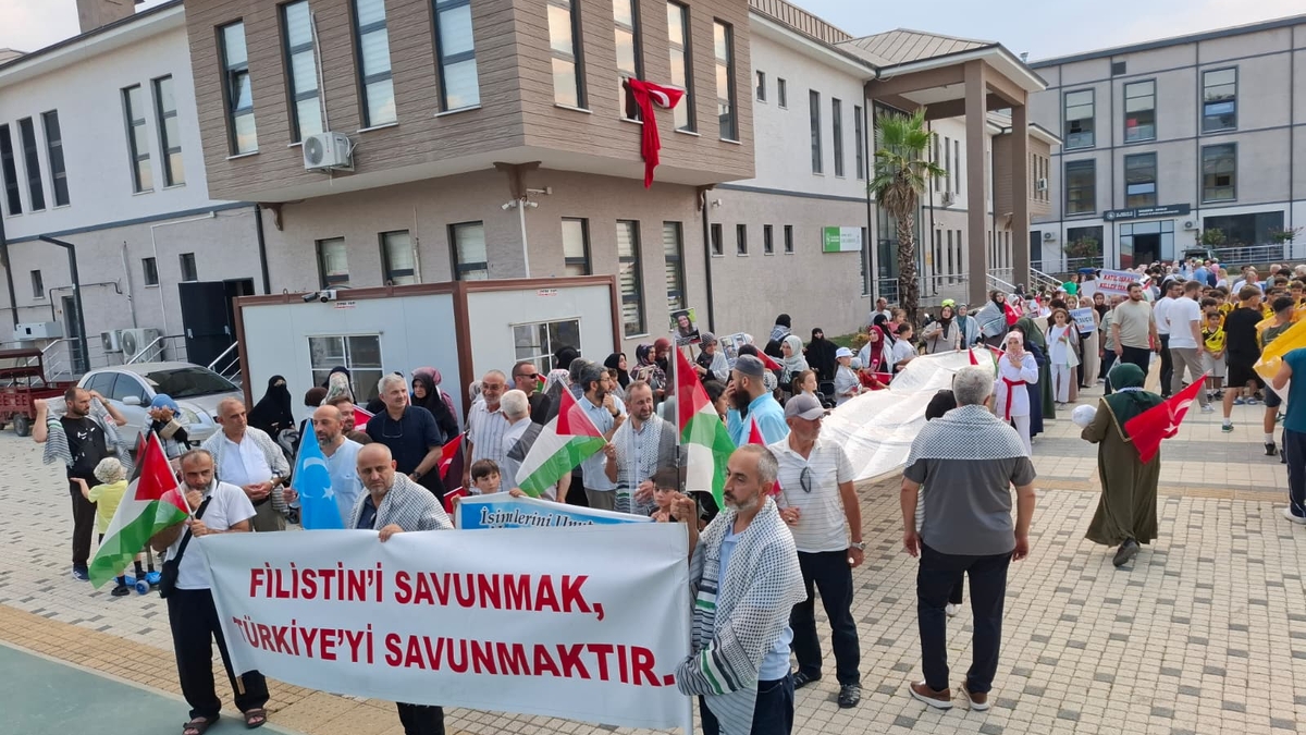 Gazze ve Doğu Türkistan için tek Yürek: Akyazı’da vicdan yürüyüşü