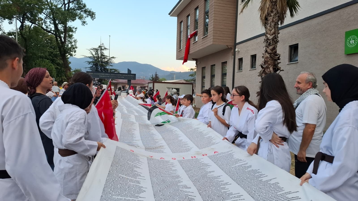 Gazze ve Doğu Türkistan için tek Yürek: Akyazı’da vicdan yürüyüşü