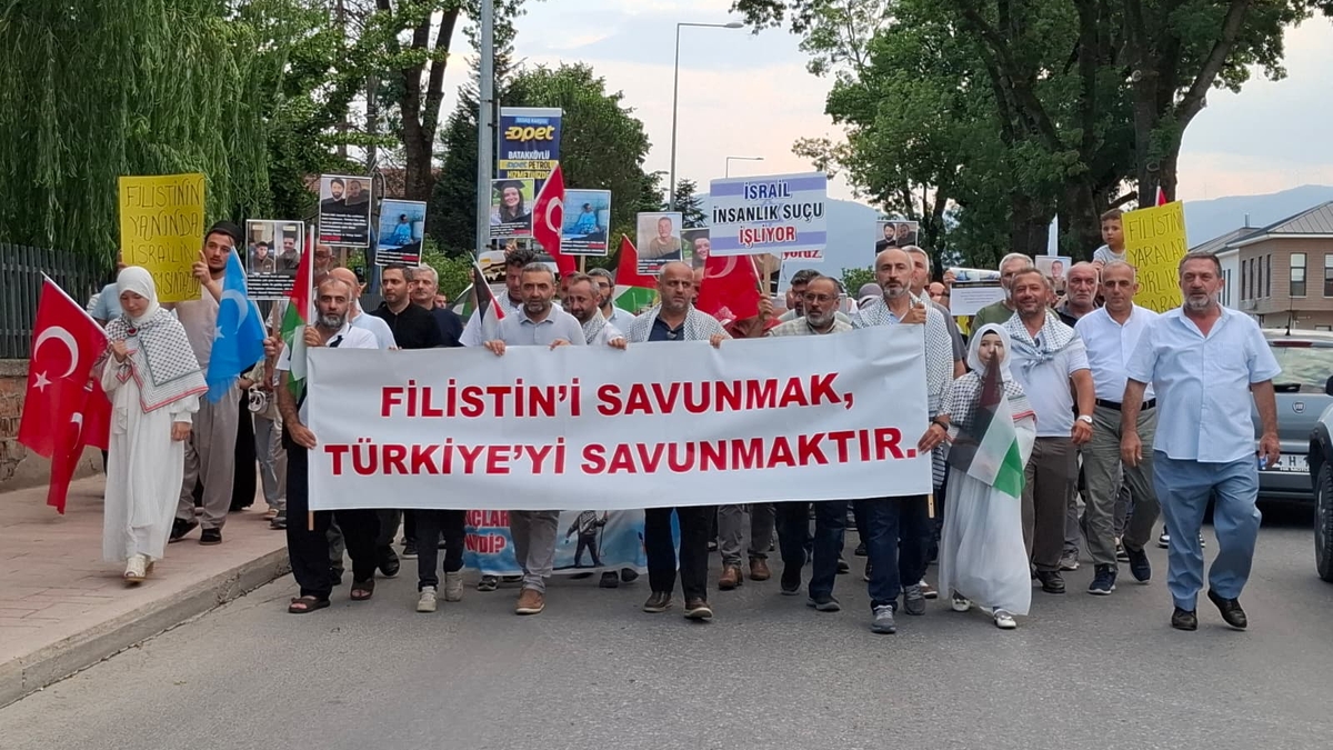 Gazze ve Doğu Türkistan için tek Yürek: Akyazı’da vicdan yürüyüşü