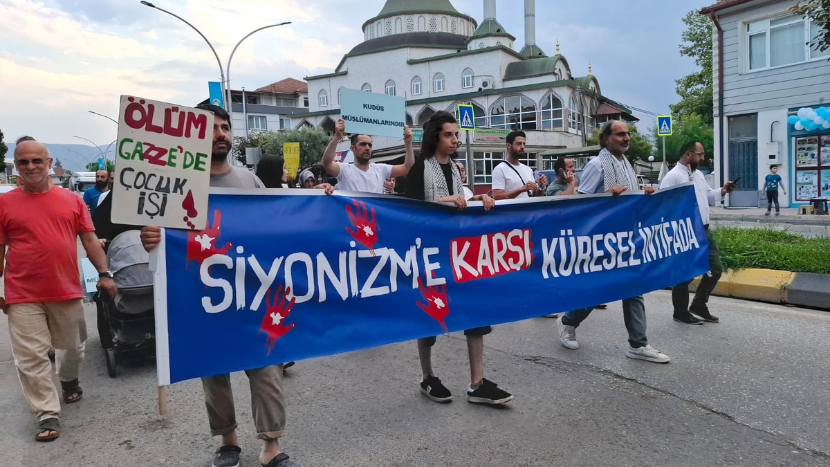 Gazze ve Doğu Türkistan için tek Yürek: Akyazı’da vicdan yürüyüşü