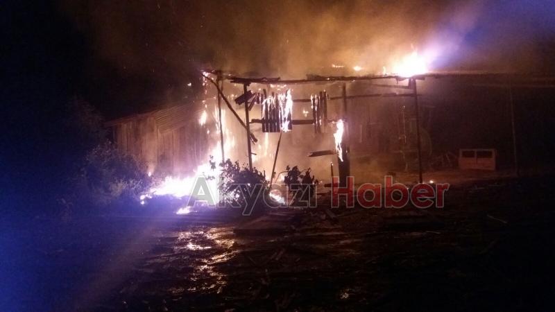  Gece Yarısı Çıkan Atölye Yangını Korkuttu