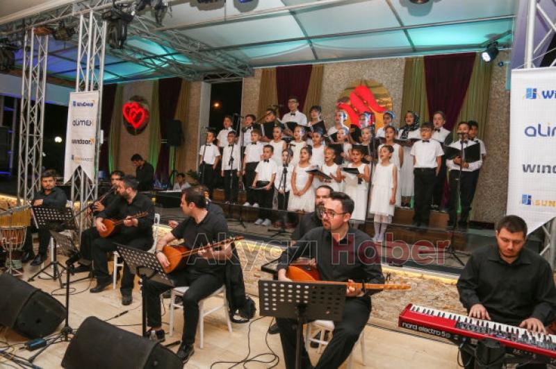 GELENEKSEL ALİMEX İFTARINDA ÇOCUK KOROSU GECEYE DAMGA VURDU 