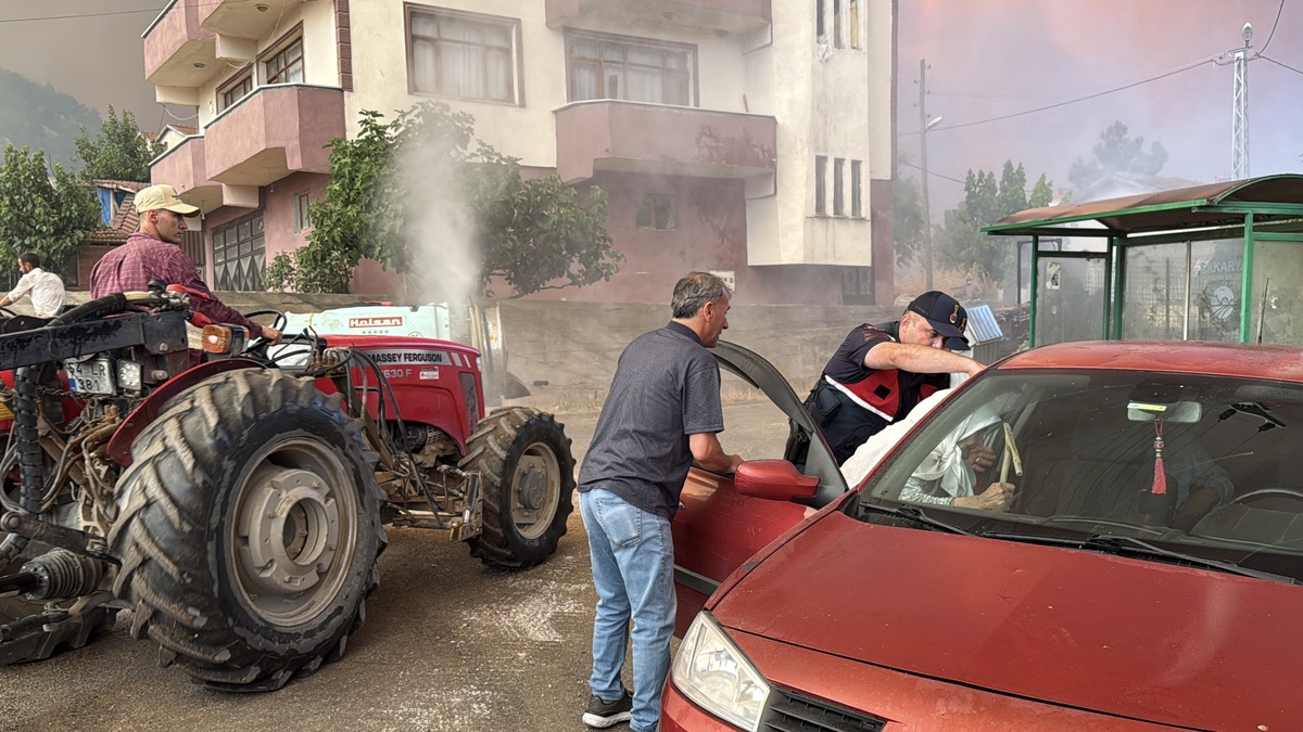 Geyve'deki yangında bir mahalle boşaltılıyor