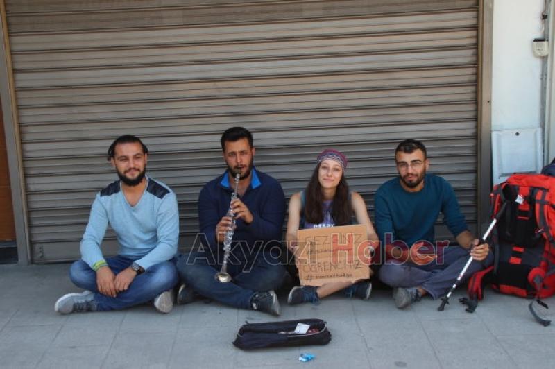 Gezgin Gençler Otostop Çekerek Sülüklü Göle Gidiyor