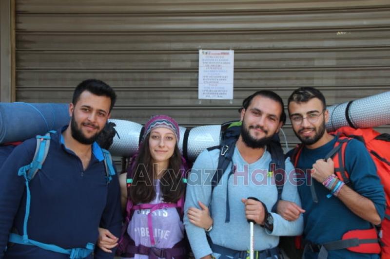 Gezgin Gençler Otostop Çekerek Sülüklü Göle Gidiyor