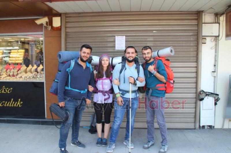 Gezgin Gençler Otostop Çekerek Sülüklü Göle Gidiyor