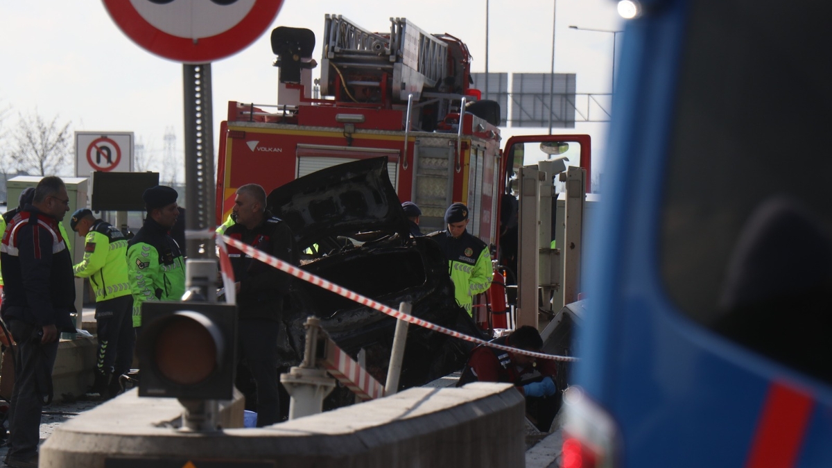 Gişelere çarpan araçta yanarak öldü