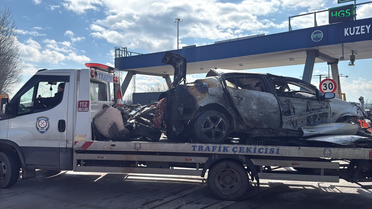 Gişelere çarpan araçta yanarak öldü