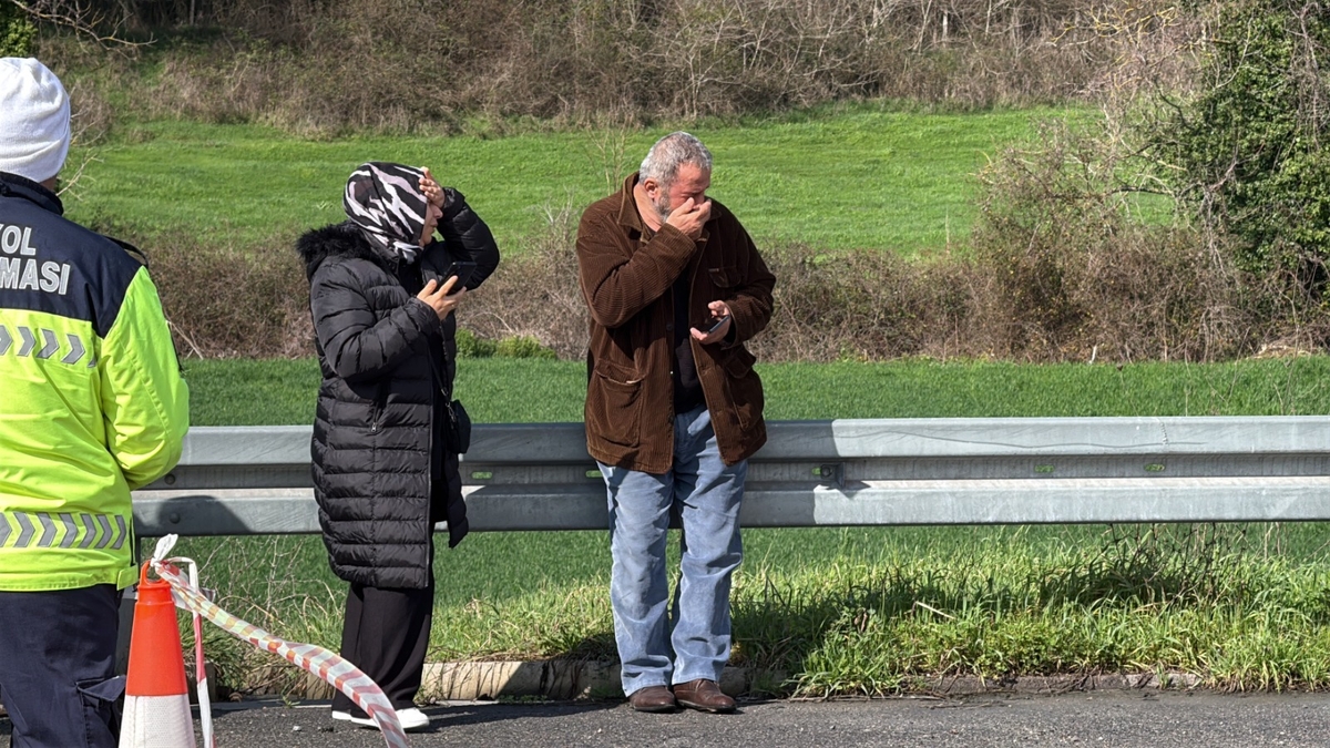 Gişelere çarpan araçta yanarak öldü