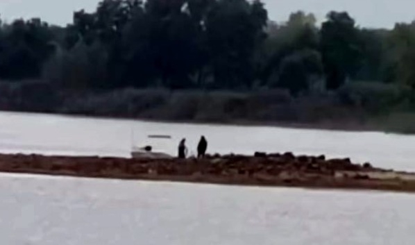 Gölde gizemli kalıntılar ortaya çıktı; Kazma küreği alıp gittiler