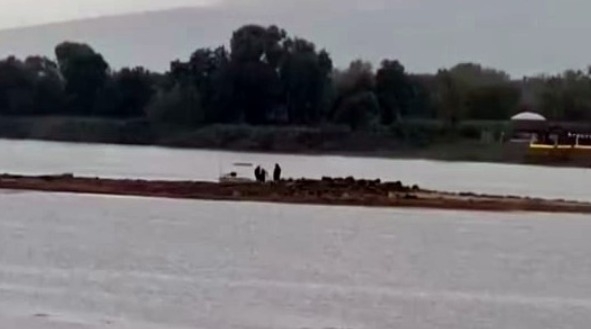Gölde gizemli kalıntılar ortaya çıktı; Kazma küreği alıp gittiler