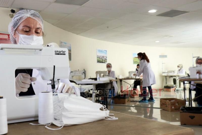 Gönüllüler günde 20 bin maske üretiyor